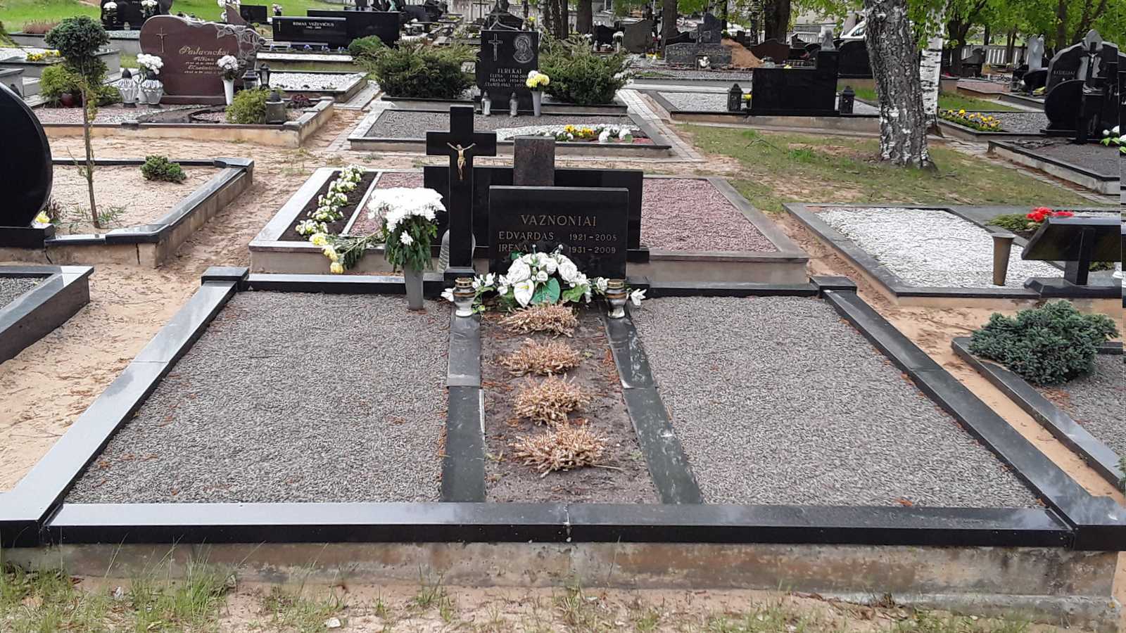 Edvardo ir Irenos Vaznonių kapas Šilaičių kapinėse, 2019 m.